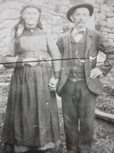 Ritratto marito e moglie in abiti tradizionali (1910)